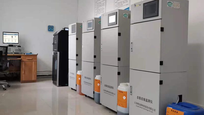 化工车间如何高效去除VOCs？活性炭吸附箱的选型关键